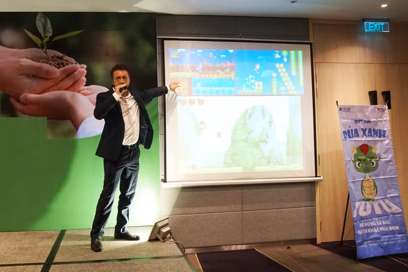 TS Brian McCauley giới thiệu trò chơi trên điện thoại Anh hùng Rùa Xanh. Ảnh: Vân Đoàn.