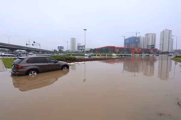 Hà Nội: Phố thành sông, giao thông tê liệt (video) ảnh 18 Hà Nội: Phố thành sông, giao thông tê liệt (video) ảnh 18