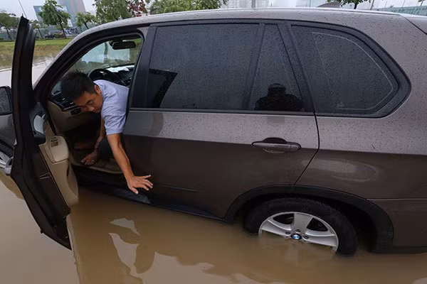 Hà Nội: Phố thành sông, giao thông tê liệt (video) ảnh 19 Hà Nội: Phố thành sông, giao thông tê liệt (video) ảnh 19