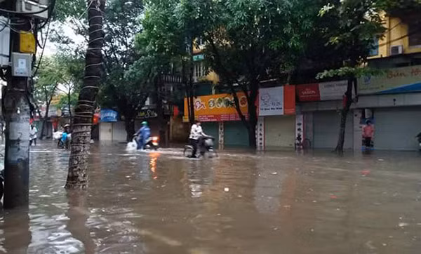 Hà Nội: Phố thành sông, giao thông tê liệt (video) ảnh 22 Hà Nội: Phố thành sông, giao thông tê liệt (video) ảnh 22