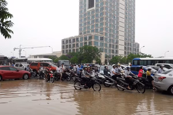 Hà Nội: Phố thành sông, giao thông tê liệt (video) ảnh 13 Hà Nội: Phố thành sông, giao thông tê liệt (video) ảnh 13