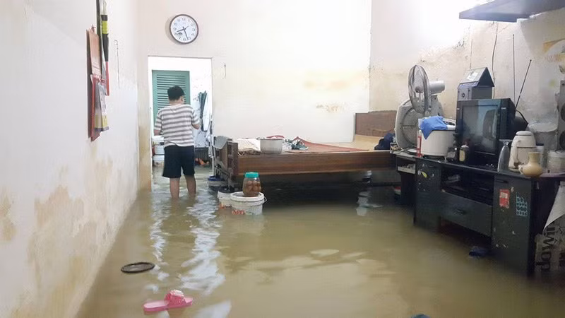 Hà Nội: Phố thành sông, giao thông tê liệt (video) ảnh 3 Hà Nội: Phố thành sông, giao thông tê liệt (video) ảnh 3