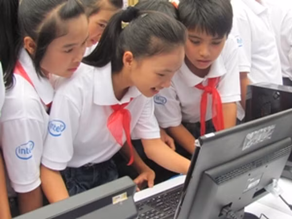 Từ lúc ấy, chúng tôi đã nhận thấy máy tính là cái thứ rất hiện đại, làm thay đổi tư duy con người. Từ đó, chúng tôi quyết tâm phải làm thế nào đưa máy tính về tới nhà trường. Từ lúc ấy, chúng tôi đã nhận thấy máy tính là cái thứ rất hiện đại, làm thay đổi tư duy con người. Từ đó, chúng tôi quyết tâm phải làm thế nào đưa máy tính về tới nhà trường.