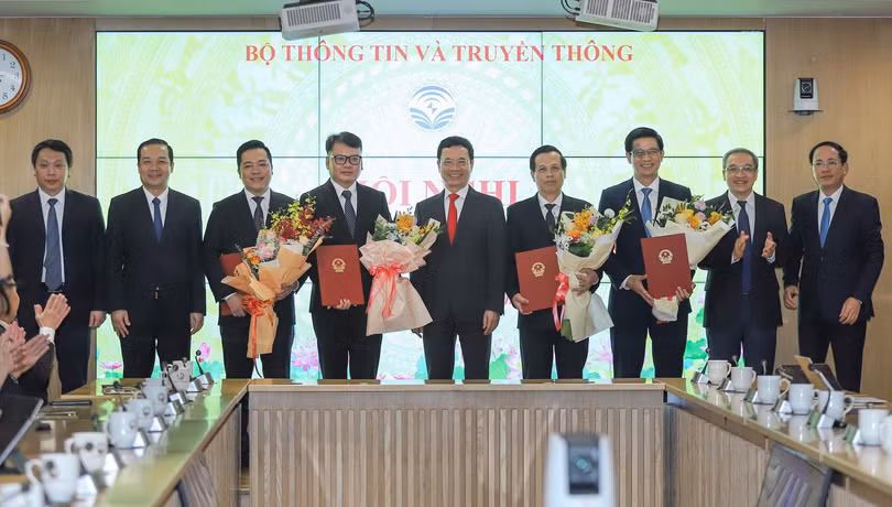 Lãnh đạo Bộ Thông tin và Truyền thông tặng hoa chúc mừng các cán bộ vừa nhận quyết định. Ảnh: Vietnamnet. Lãnh đạo Bộ Thông tin và Truyền thông tặng hoa chúc mừng các cán bộ vừa nhận quyết định. Ảnh: Vietnamnet.