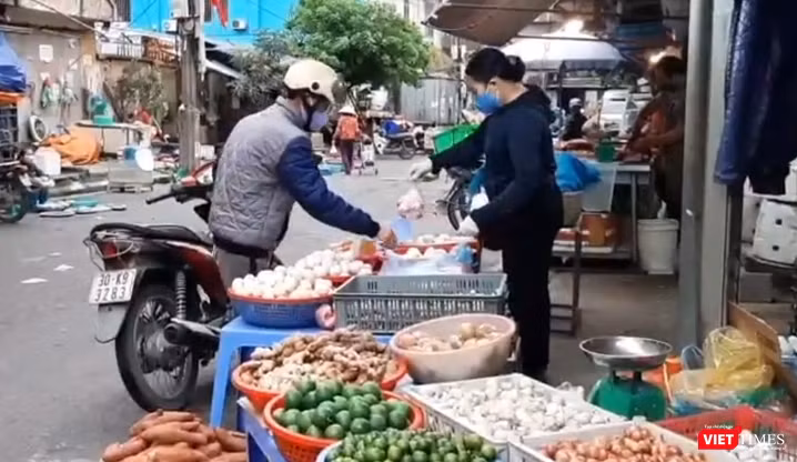 Cuộc sống của nhiều người lao động càng trở nên khó khăn hơn do ảnh hưởng của dịch COVID-19.