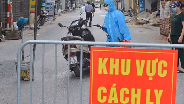 Tuyên truyền, nhắc nhở và xử phạt những trường hợp ra khỏi nhà không cần thiết theo đúng quy định.