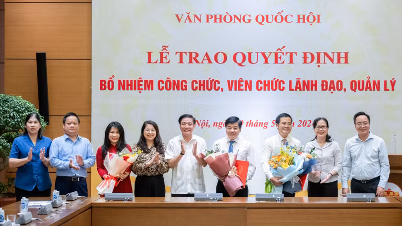 Tổng Thư ký Quốc hội, Chủ nhiệm Văn phòng Quốc hội Bùi Văn Cường và Phó chủ nhiệm Ủy ban Pháp luật Trần Hồng Nguyên, lãnh đạo Văn phòng Quốc hội, Đài Tiếng nói Việt Nam chúc mừng các cán bộ nhận quyết định bổ nhiệm.