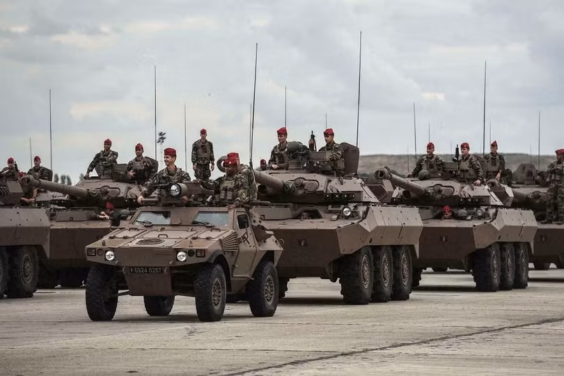 Binh sĩ và xe tăng Pháp chuẩn bị cho diễu binh nhân kỷ niệm Ngày Bastile (Quốc khánh) hôm 9/7. (Nguồn: AFP). Binh sĩ và xe tăng Pháp chuẩn bị cho diễu binh nhân kỷ niệm Ngày Bastile (Quốc khánh) hôm 9/7. (Nguồn: AFP).