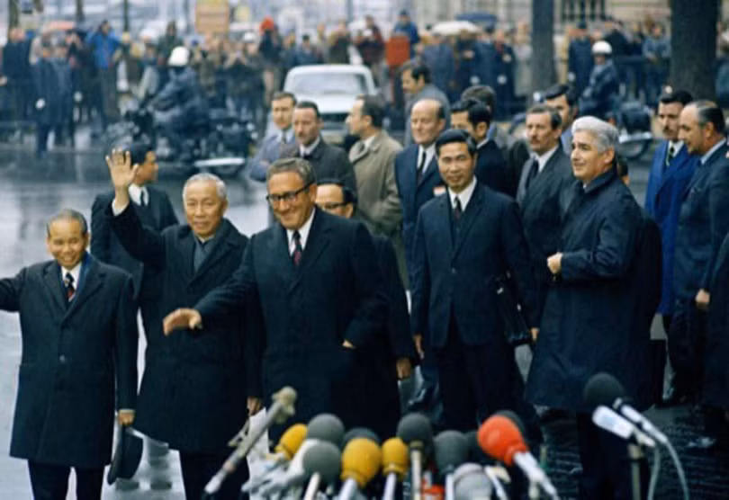 Diễn viên hài nổi tiếng chuyên châm biếm chính trị Tom Lehrer thậm chí đã phát biểu: “Châm biếm chính trị đã trở nên lỗi thời kể từ khi Henry Kissinger được trao giải Nobel Hòa Bình." Diễn viên hài nổi tiếng chuyên châm biếm chính trị Tom Lehrer thậm chí đã phát biểu: “Châm biếm chính trị đã trở nên lỗi thời kể từ khi Henry Kissinger được trao giải Nobel Hòa Bình."