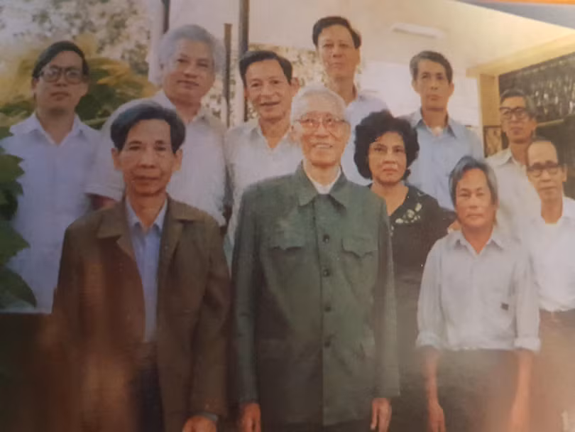 Ông Lê Đức Thọ(hàng trên, giữa) và các nhà văn Nguyễn Khải (trái), Nguyễn Quang Sáng (phải) Ông Lê Đức Thọ(hàng trên, giữa) và các nhà văn Nguyễn Khải (trái), Nguyễn Quang Sáng (phải)