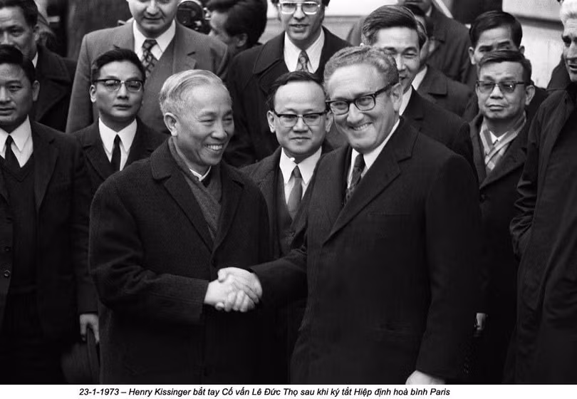 Cố vấn Lê Đức Thọ và cố vấn đặc biệt của Tổng thống Mỹ, tiến sĩ Henry Kissinger, hai người tạo ra những huyền thoại ngoại giao về cuộc chiến tranh do Mỹ gây ra tại Việt Nam. Ảnh tư liệu. Cố vấn Lê Đức Thọ và cố vấn đặc biệt của Tổng thống Mỹ, tiến sĩ Henry Kissinger, hai người tạo ra những huyền thoại ngoại giao về cuộc chiến tranh do Mỹ gây ra tại Việt Nam. Ảnh tư liệu.