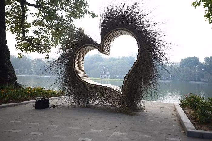 Tiểu cảnh "trái tim lông lá" ở bờ hồ Hoàn Kiếm đã được dỡ bỏ sau khi gây tranh cãi dữ dội.