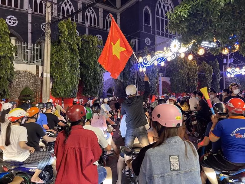 Người lao động đổ về các tuyến đường khu vực trung tâm thành phố Thủ Dầu Một cùng nhau reo hò, vẫy cờ vui mừng chiến thắng.