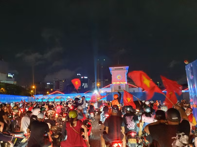 Người hâm mộ ăn mừng chiến thắng trước chợ Bến Thành, TP.HCM