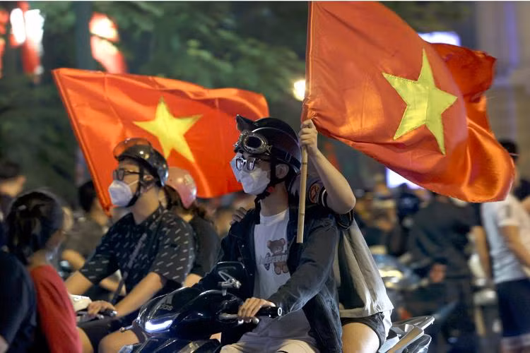 Tại khu vực Nhà hát Lớn, người hâm mộ mang theo cờ, kèn xuống đường ăn mừng chiến thắng của U23 Việt Nam