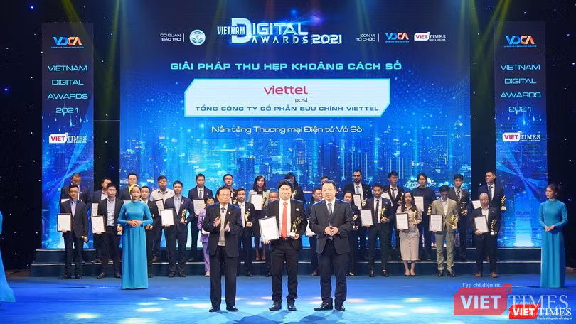 Ông Nguyễn Hoàng Long - Phó Tổng Giám đốc TCT CP Bưu chính Viettel nhận giải thưởng Chuyển đổi số Việt Nam 2021. Ông Nguyễn Hoàng Long - Phó Tổng Giám đốc TCT CP Bưu chính Viettel nhận giải thưởng Chuyển đổi số Việt Nam 2021.