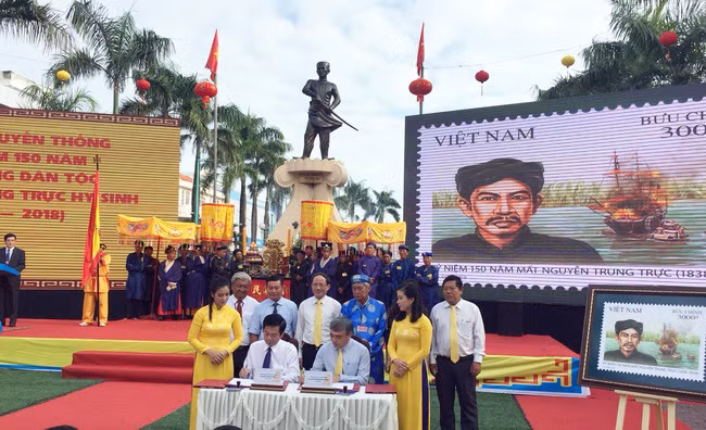 Ông Nguyễn Minh Hồng - Thứ trưởng Bộ Thông tin & Truyền thông và ông Đỗ Thanh Bình - Phó Chủ tịch UBND tỉnh Kiên Giang ký phát hành bộ tem