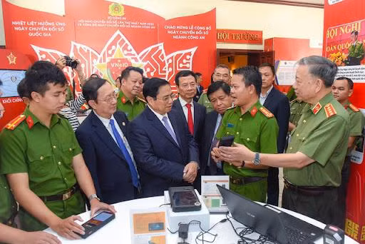 Thủ tướng Phạm Minh Chính và lãnh đạo các bộ, ngành tham quan gian trưng bày chuyển đổi số của Bộ Công an Thủ tướng Phạm Minh Chính và lãnh đạo các bộ, ngành tham quan gian trưng bày chuyển đổi số của Bộ Công an