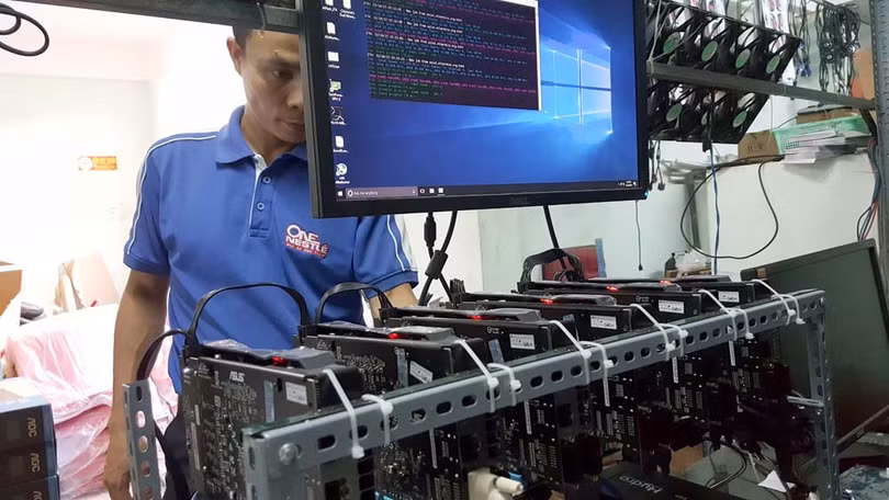 Máy đào Bitcoin tại một cơ sở ở Q.Tân Bình, TP.HCM.