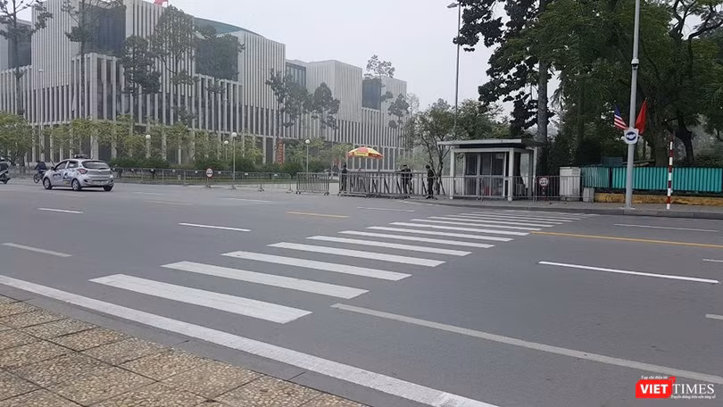Chào tạm biệt Thủ tướng Nguyễn Xuân Phúc, lúc 12h trưa nay, ông Donald Trump rời Phủ Chủ tịch lên đường ra sân bay. Chuyên cơ sẽ đưa ông đến Philippines dự Hội nghị thượng đỉnh ASEAN chiều cùng ngày.
