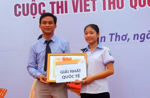 Đại diện Trung ương Đoàn TNCS Hồ Chí Minh trao Bằng khen cho em Nguyễn Thị Thu Trang Đại điện Tổng công ty Bưu điện Việt Nam trao phần thưởng cho em Nguyễn Thị Thu Trang Đại diện Trung ương Đoàn TNCS Hồ Chí Minh trao Bằng khen cho em Nguyễn Thị Thu Trang Đại điện Tổng công ty Bưu điện Việt Nam trao phần thưởng cho em Nguyễn Thị Thu Trang