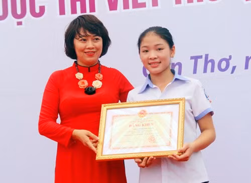Đại diện Bộ Giáo dục và Đào tạo trao Bằng khen cho em Nguyễn Thị Thu Trang Đại diện Bộ Giáo dục và Đào tạo trao Bằng khen cho em Nguyễn Thị Thu Trang