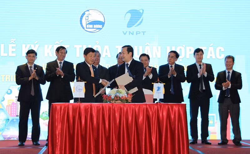 Ông Trần Thanh Liêm- Chủ tịch UBND tỉnh Bình Dương và ông Phạm Đức Long - Tổng Giám đốc VNPT ký kết thỏa thuận hợp tác triển khai smart city tại Bình Dương.