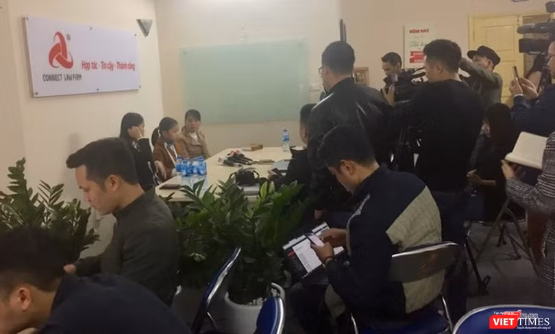 Gia đình bé gái 9 tuổi bị xâm hại tình dục trả lời cơ quan báo chí các vấn đề liên quan, chiều 18/3.