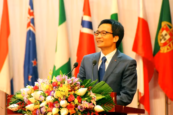 Phó Thủ tướng Vũ Đức Đam chúc mừng các thí sinh tham dự kỳ thi Olympic Sinh học quốc tế lần thứ 27
