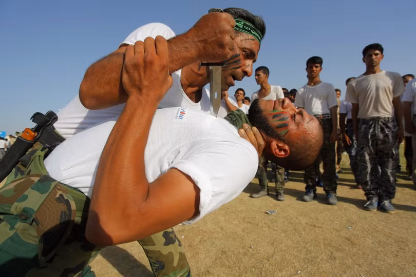 Giống như YPG, lực lượng dân quân Shia ở Iraq là một trong những lực lượng mặt đất lớn chiến đấu ISIS . Ở đây, các thành viên của lực lượng dân quân thể hiện các kỹ năng chiến đấu tại một buổi lễ tốt nghiệp.