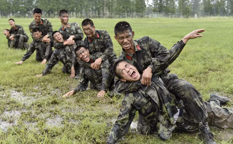 Và trau dồi kĩ năng chiến đấu giáp lá cà.