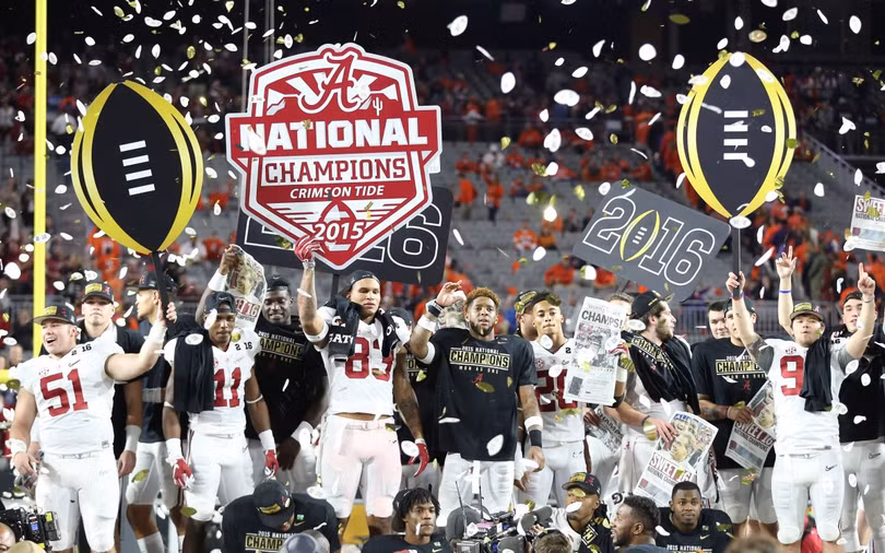 Cầu thủ Alabama ăn mừng sau khi đánh bại Clemson 45-40 để giành chiến thắng trong Playoff Championship NCAA, ngày 11/1/2016, tại Glendale, AZ.