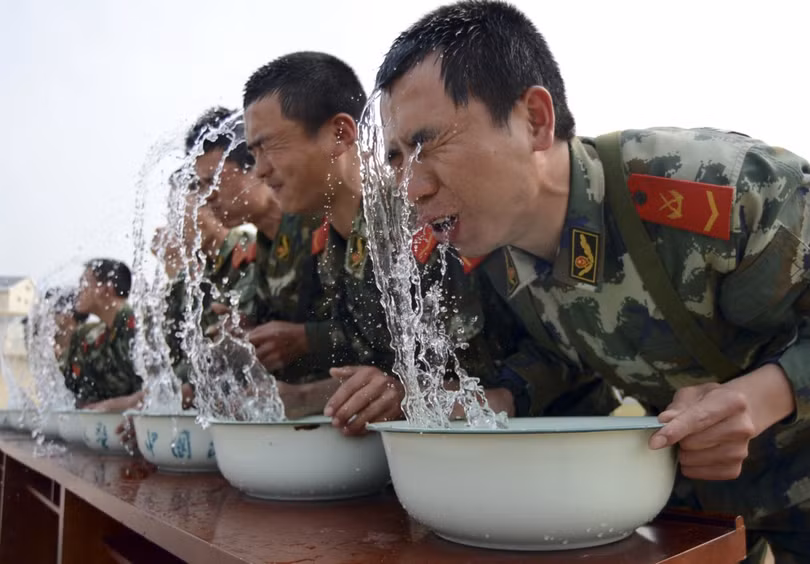 Các bài huấn luyện yêu cầu mỗi chiến binh đạt đến giới hạn tuyệt đối. Trong ảnh, các chiến sĩ luyện nín thở khi ở dưới nước.