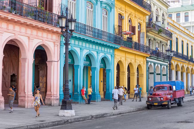 Các dãy nhà sơn đủ màu sắc rực rỡ là nét đặc trưng tại thủ đô La Habana.