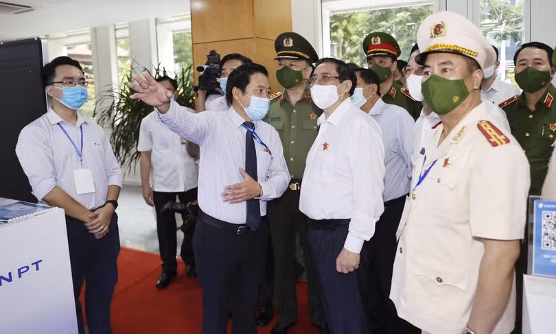Thủ tướng Chính phủ Phạm Minh Chính nghe giới thiệu về các công nghệ định danh, xác thực điện tử IDP của VNPT.