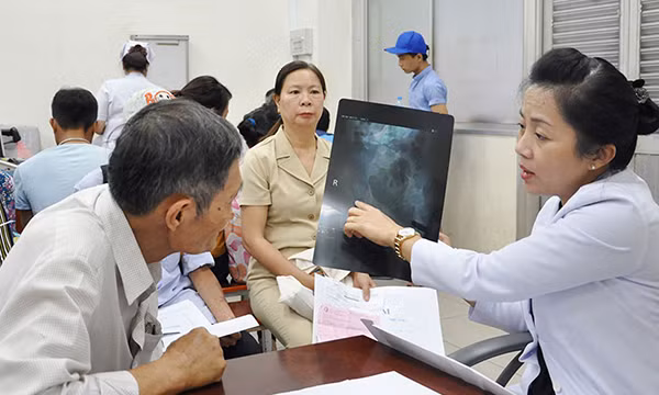 Bác sĩ khám chữa cho bệnh nhân