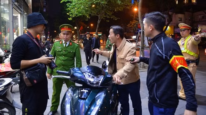 Một người chống đối việc thổi vào máy đo. Ảnh; Hiệp Bình.