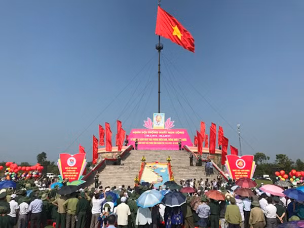 Lá cờ Tổ quốc tung bay trên kỳ đài