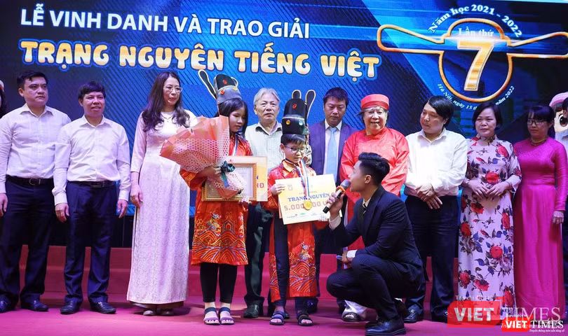 Em Lương Chí Dũng và em Lê Nguyễn Linh Giang được trao giải Trạng nguyên tiếng Việt. Em Lương Chí Dũng và em Lê Nguyễn Linh Giang được trao giải Trạng nguyên tiếng Việt.