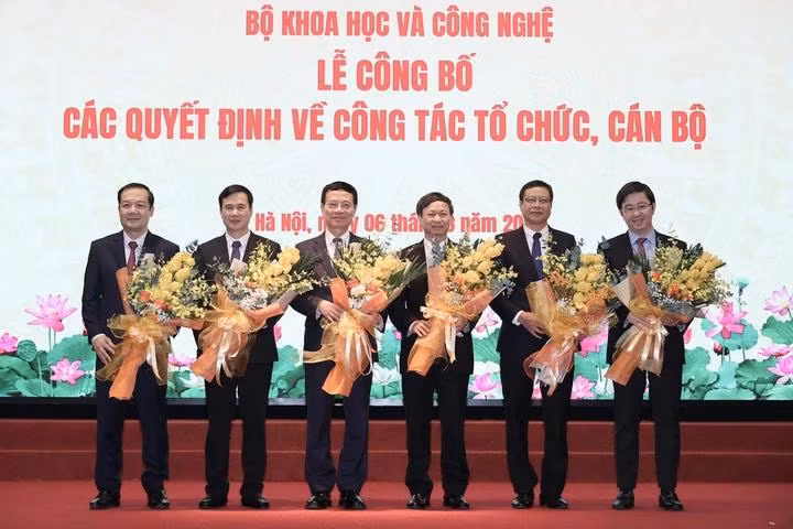 tap-the-lanh-dao-bo-17412591368901277272530.jpg