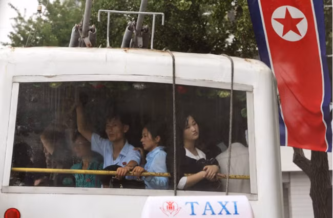 Cảnh chen chúc trên xe buýt Triều Tiên 