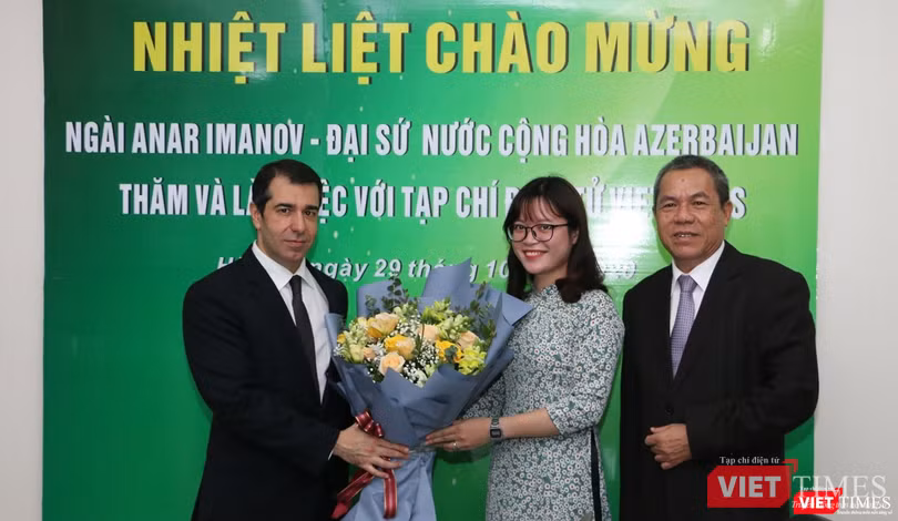Đại diện phóng viên trẻ của VietTimes tặng hoa chào mừng Đại sứ Anar Imanov đến thăm toà soạn. (Ảnh: Đăng Khoa) Đại diện phóng viên trẻ của VietTimes tặng hoa chào mừng Đại sứ Anar Imanov đến thăm toà soạn. (Ảnh: Đăng Khoa)