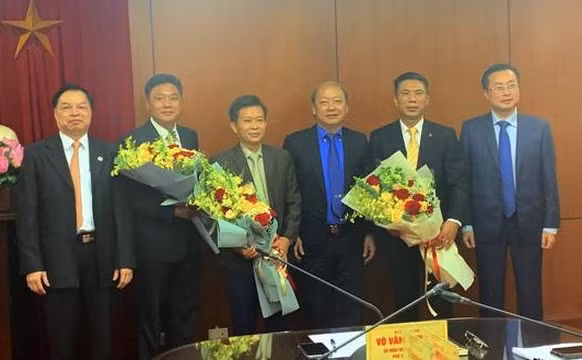  Lãnh đạo Ban Tuyên giáo Trung ương tặng hoa chúc mừng các cán bộ vừa được bổ nhiệm. (Ảnh: tuyengiao.vn)