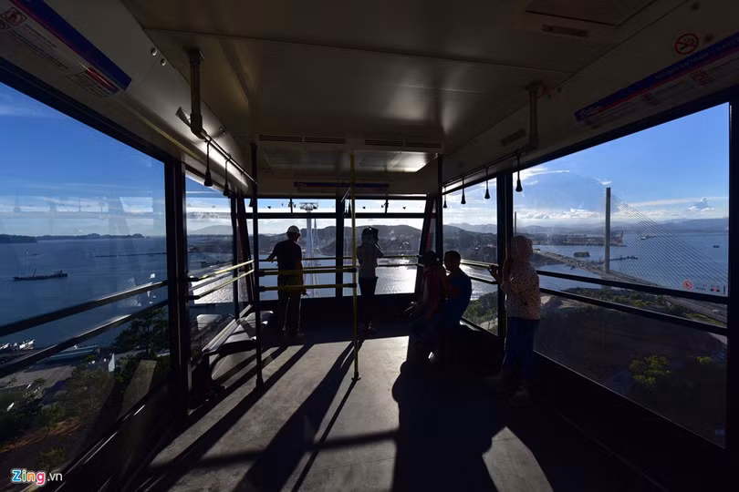 Cáp treo 'xe bus hai tầng' lơ lửng trên vịnh Hạ Long hình ảnh 4 Cap treo 'xe bus hai tang' lo lung tren vinh Ha Long hinh anh 4