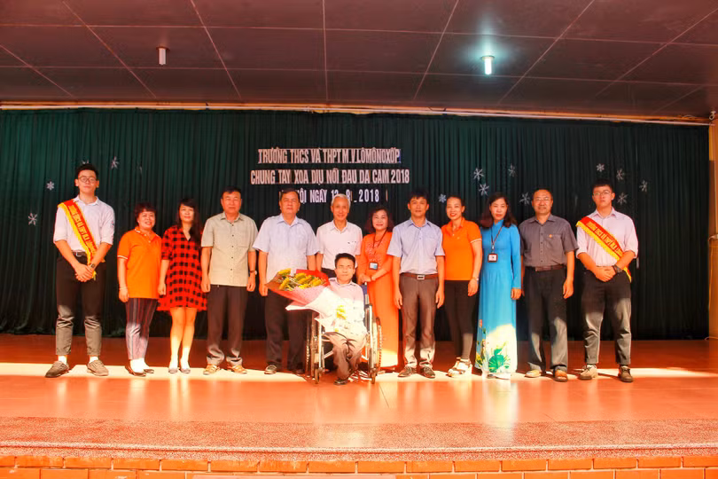 Thầy giáo Thạc sĩ Chu Quang Đức (người ngồi xe lăn ôm hoa), một nạn nhân nhiễm chất độc da cam đã vượt qua số phận, trở thành thầy giáo có học thức cao, có tấm lòng nhân ái