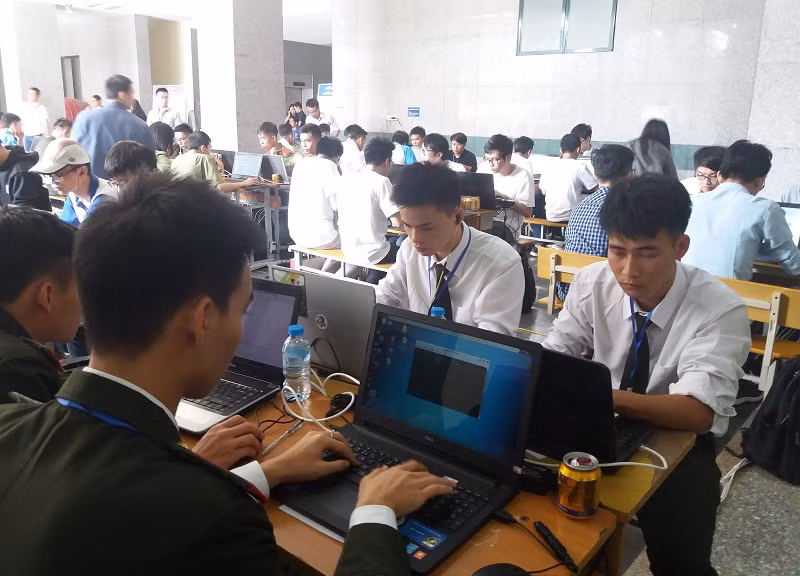 Cuộc thi “Sinh viên với An toàn thông tin 2017” được sự bảo trợ của Bộ GD&ĐT, do Hiệp hội An toàn thông tin Việt Nam (VNISA) chủ trì, phối hợp cùng Cục CNTT thuộc Bộ GD&ĐT tổ chức. Ảnh: Xuân Lan