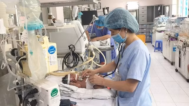 Bác sĩ Bệnh viện Nhi Trung ương điều trị tích cực cho trẻ nhỏ (Ảnh minh họa)