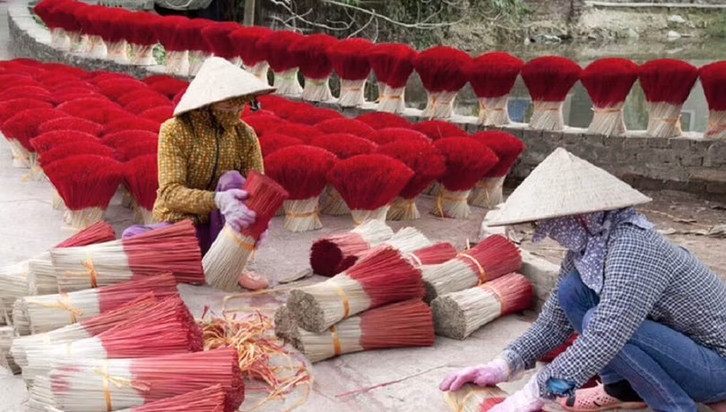 Các bà, các chị tất bật se nhang cho kịp thời gian.