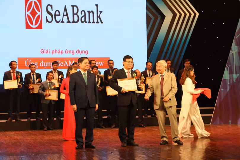 Ngân hàng SEA Bank được vinh danh là doanh nghiệp chuyển đổi số xuất sắc. Ngân hàng SEA Bank được vinh danh là doanh nghiệp chuyển đổi số xuất sắc.