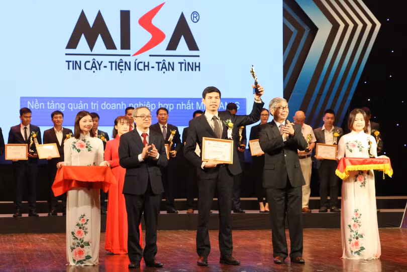 Ông Lê Hồng Quang - Phó Tổng Giám đốc Thường trực Công ty CP MISA - nhận giải thưởng. Ông Lê Hồng Quang - Phó Tổng Giám đốc Thường trực Công ty CP MISA - nhận giải thưởng.